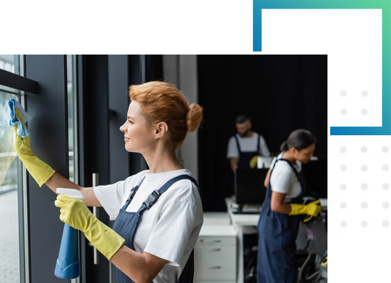Individuelles Angebot für professionelle Reinigung Düsseldorf. Drei Mitarbeiter:in in Arbeitskleidung reinigt ein Büro inklusive der Fenster. Professionelle Reinigung Düsseldorf.