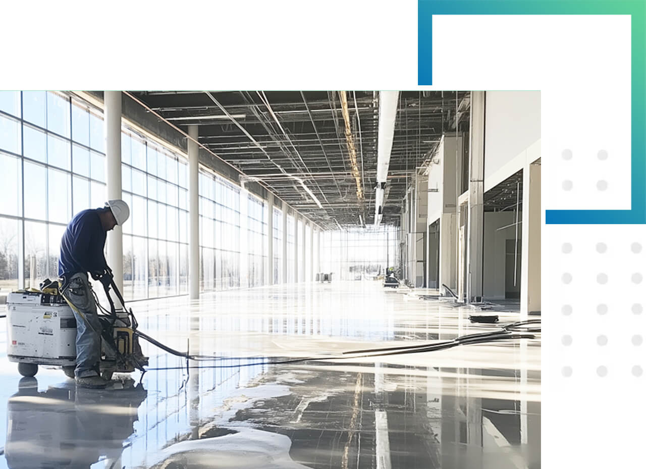 Baureinigung für saubere und funktionale Arbeitsumgebungen. Arbeiter bei der Baureinigung einer großen Industriehalle.