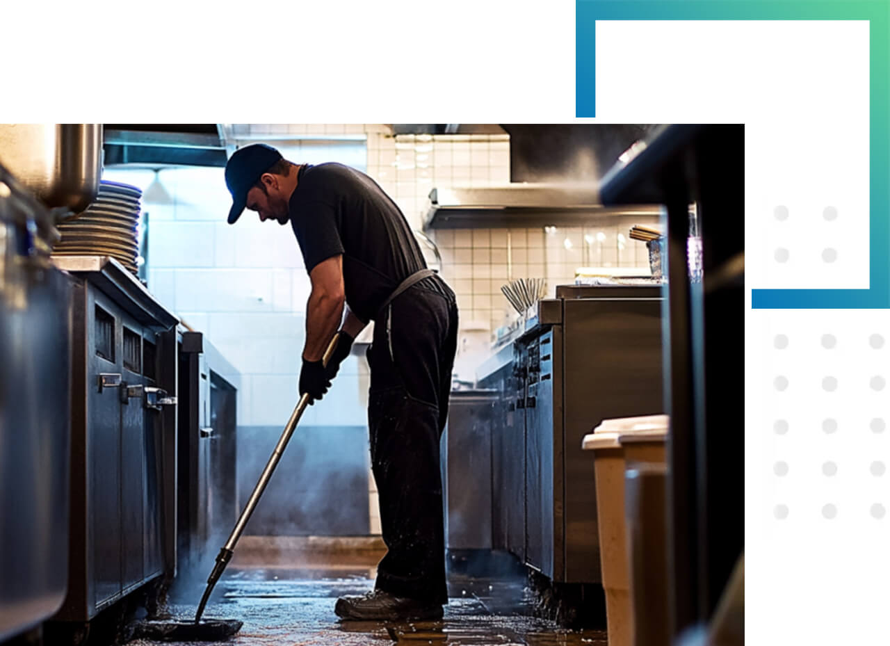 Reinigung von Küchen, Gasträumen und Sanitärbereichen. Gründliche Bodenreinigung in einer Großküche.