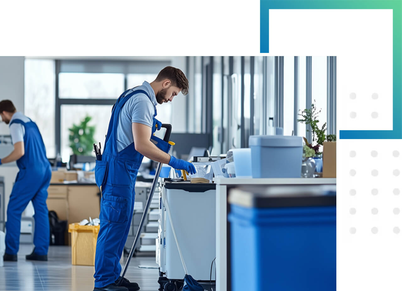 Idealer Turnus mit einem individuellen Reinigungsplan. Blick in ein Großraumbüro in Berlin. Zwei Mitarbeiter unserer Reinigungsfirma führen eine Grundreinigung durch.