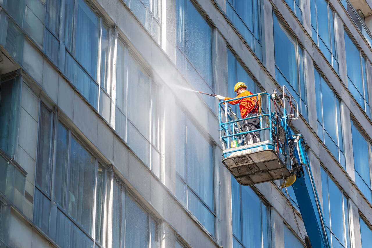 Fassadenreinigung mit Hebebühne und Hochdruckreiniger