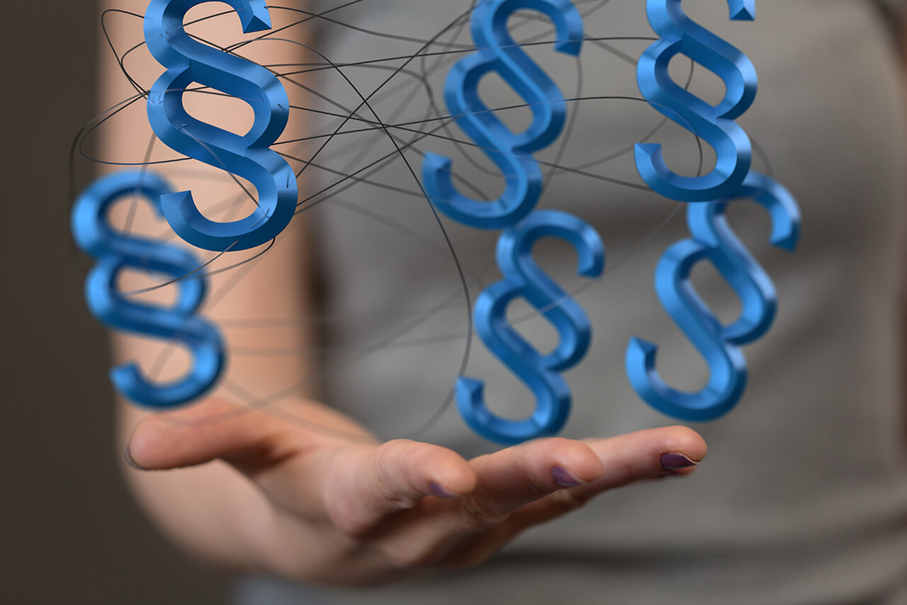 Barrierefreiheit - alles-clean24.de Über einer ausgestreckten, flachen Hand schweben virtuelle Paragrafensymbole.