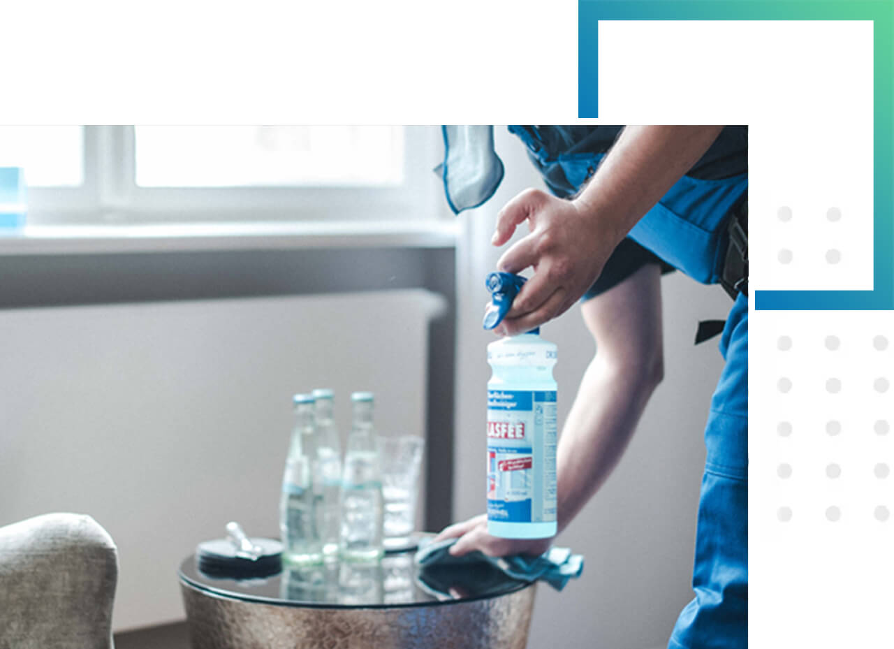 Individuelle Reinigungslösungen für Ihre Praxis Ein Mitarbeiter unserer Reinigungsfirma reinig nach gesetzlichen Hygienevorschriften einen Patienten Warteraum.