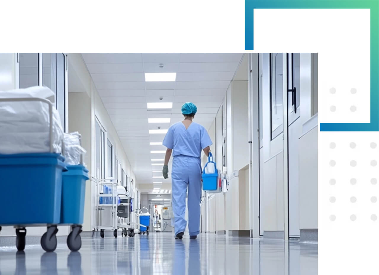 Für besondere Anforderungen an Hygiene. Reinigungskraft im Flur einer medizinischen Einrichtung.