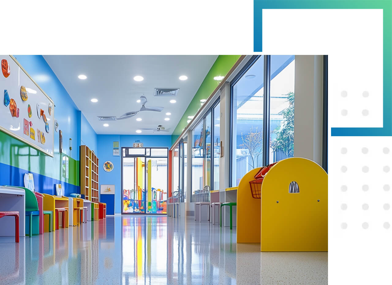 Bunter, heller Kindergartenflur mit kleinen Stühlen und Spielsachen.