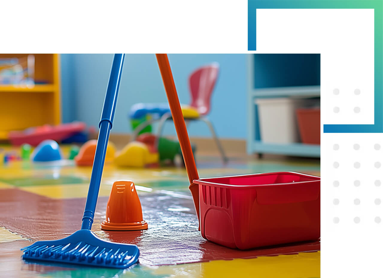 Reinigungsunternehmen für die Reinigung in Schulen und Kindergärten Reinigungszubehör in farbenfrohem Kindergartenraum.