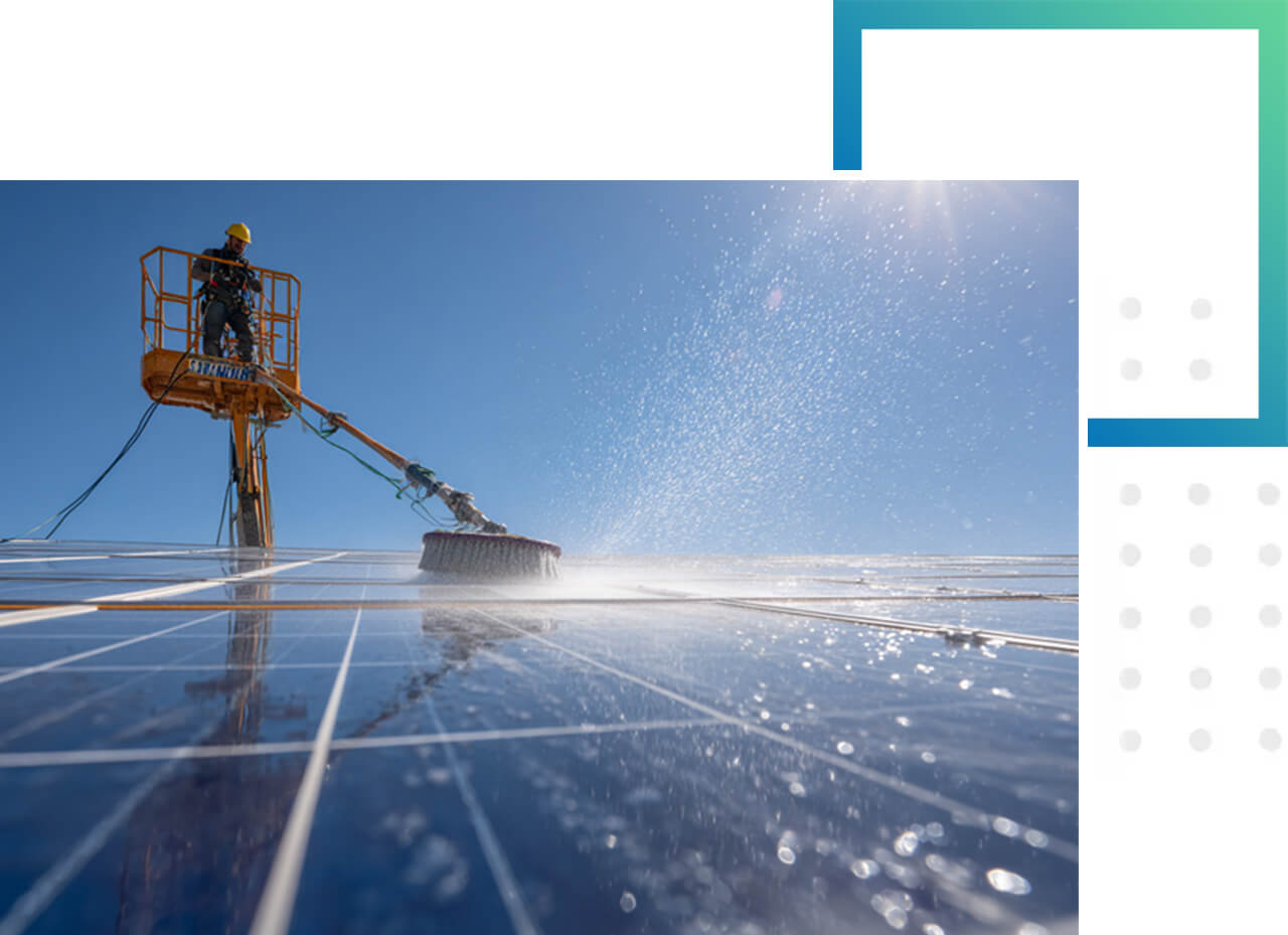 Solaranlage wird mit Bürste gereinigt.